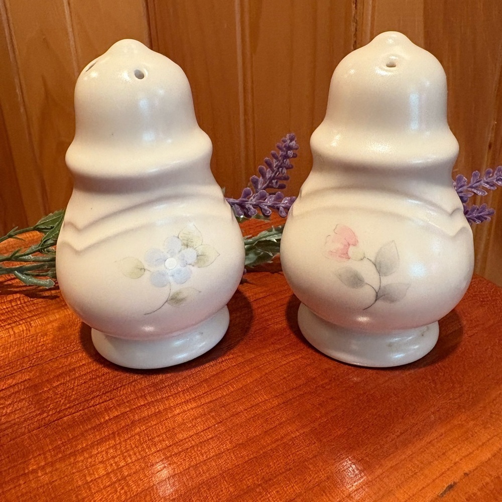 Pfaltzgraff Tea Rose salt and pepper shaker set vintage
